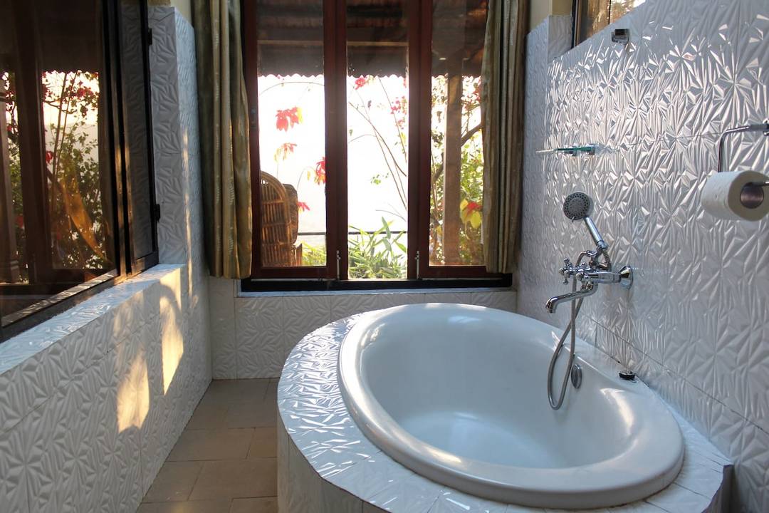 Lake Facing AC Cottage with Bathtub, Pool — photo