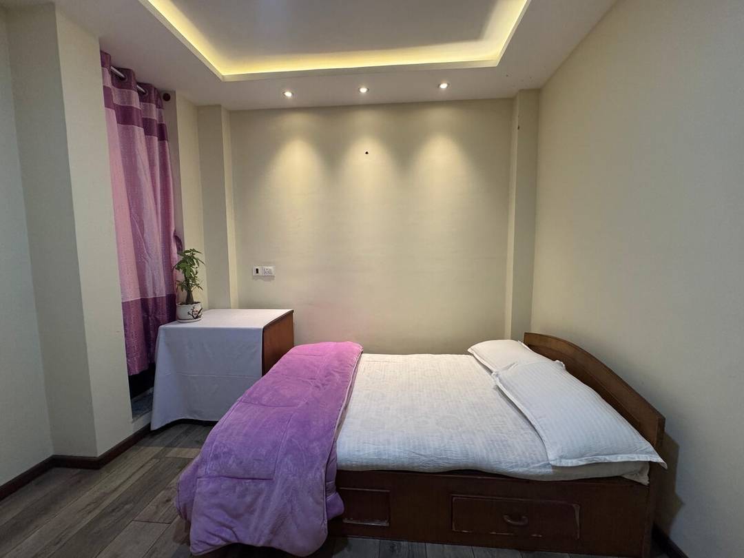 Peaceful room with private bathroom and balcony. — photo