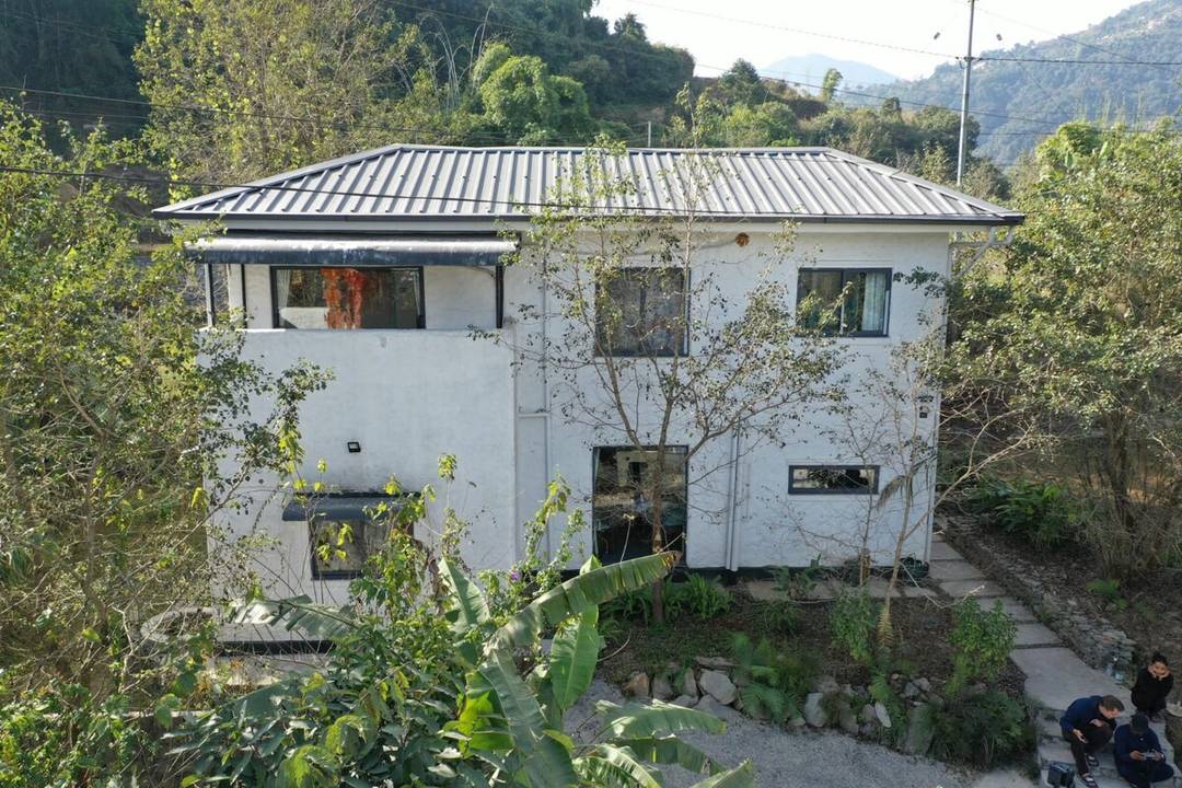 Private villa in Pokhara: garden and Himalaya view — photo