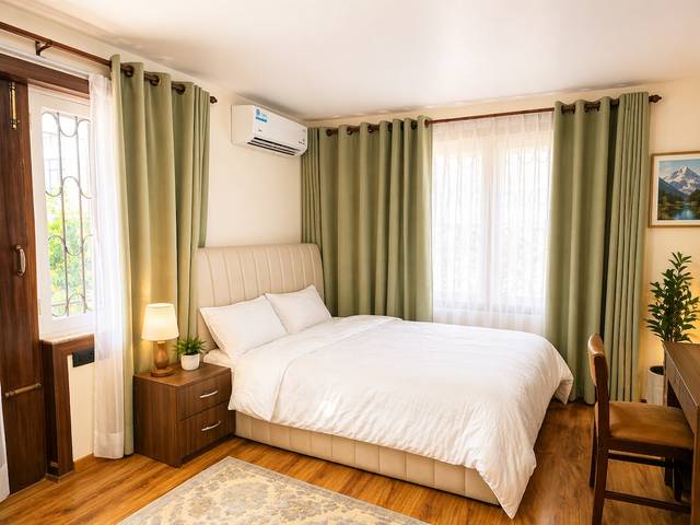 Cozy Balcony Room With Shared Kitchen