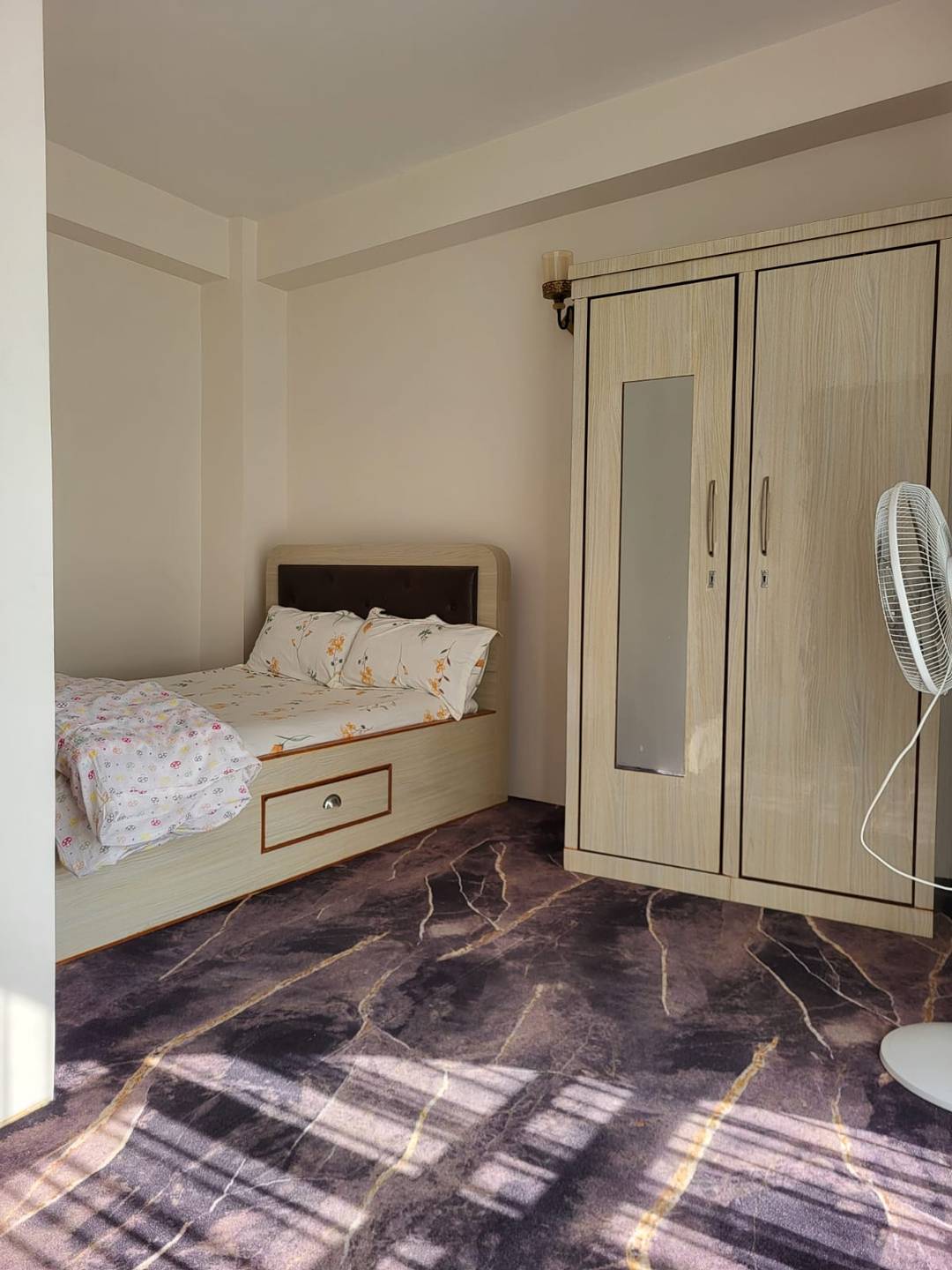 A beautiful room with nearby cafes, restaurants — photo