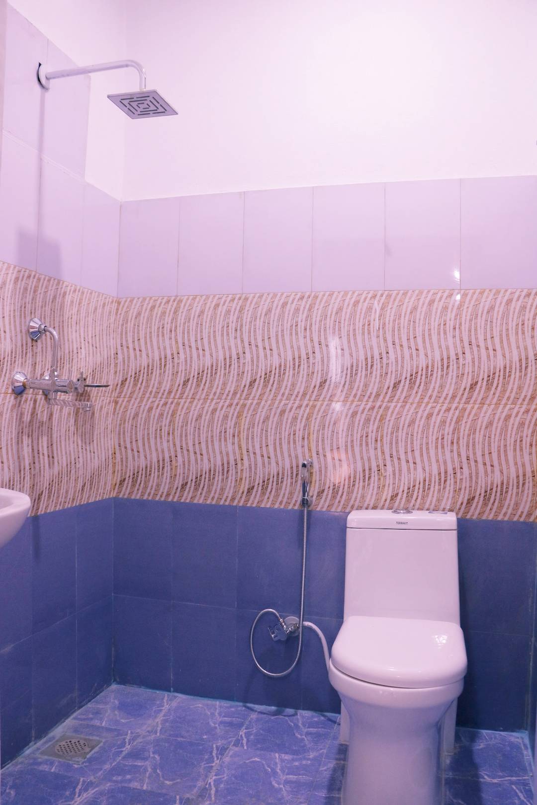 One Double Bed for 2 Person Available at Sauraha — photo