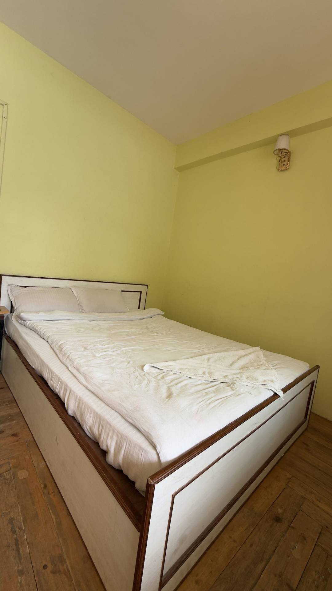 Clean & Spacious Room with bathroom attached — photo