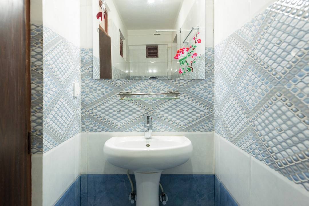 twin room with private bathroom — photo
