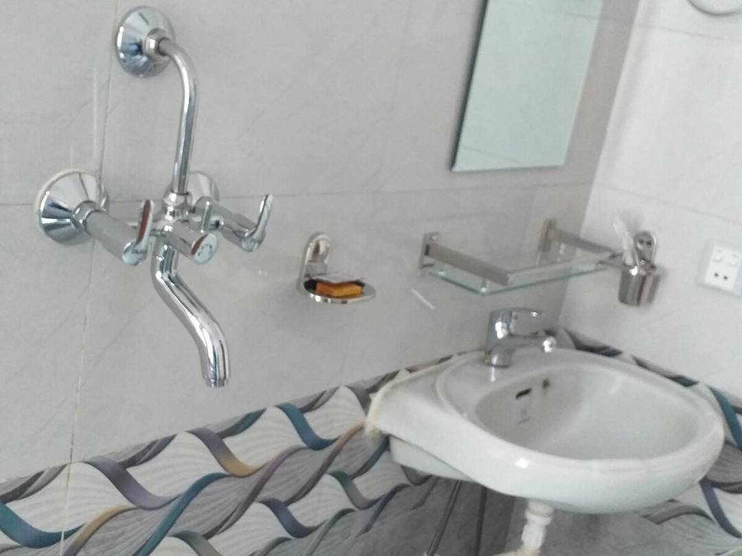 Twin bedroom with private bathroom — photo