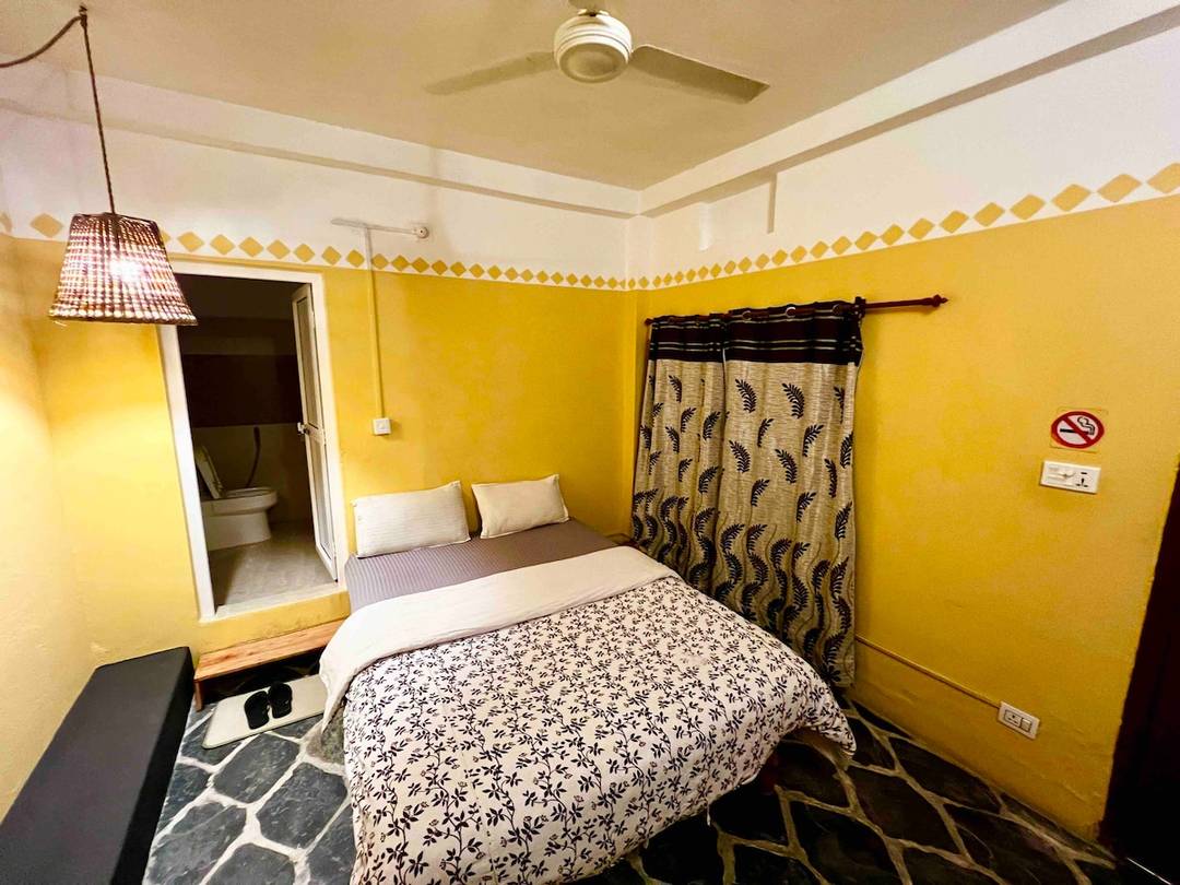 Cozy queen size bed, ground floor close to airport — photo