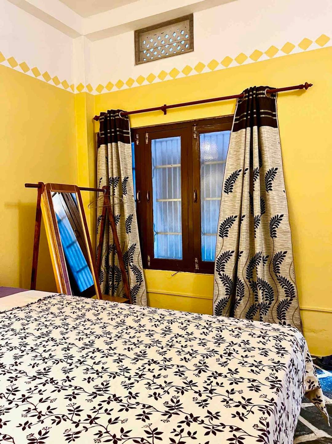 Cozy queen size bed, ground floor close to airport — photo