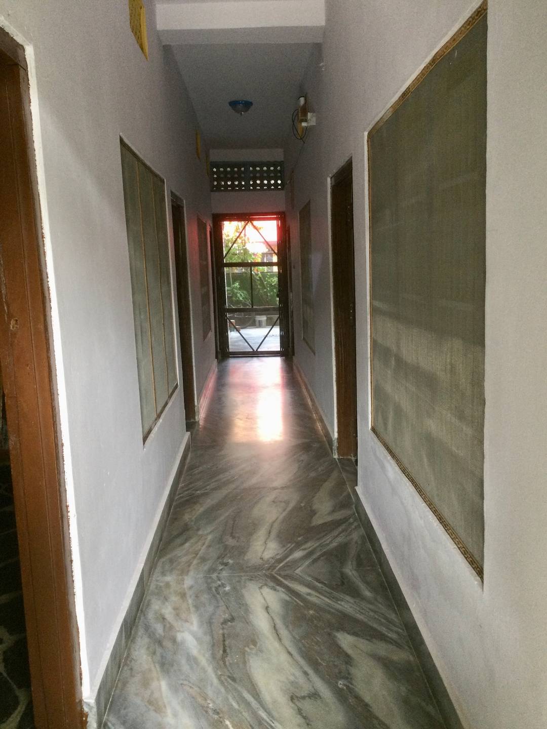 Cozy queen size bed, ground floor close to airport — photo