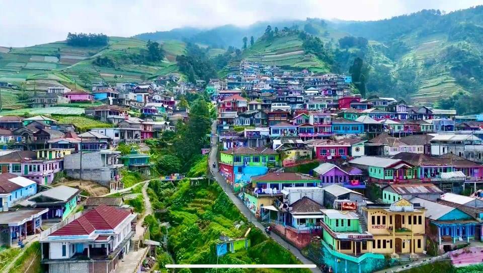 Yogyakarta: Nepal Van Java Village & Borobudur Tour