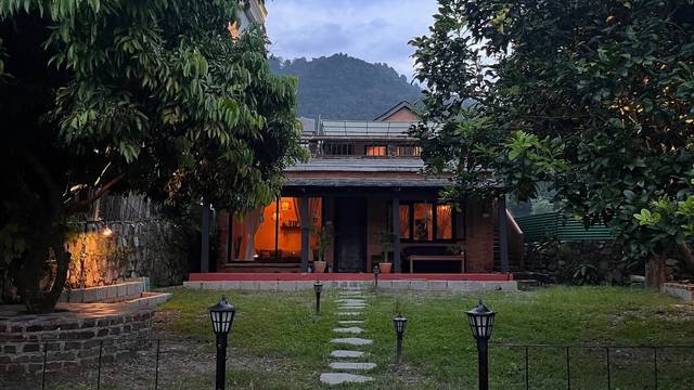 Jardin Homes - Cozy garden hideout by the lake