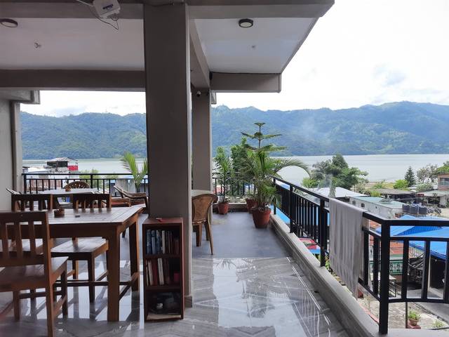Triple room with lake view.