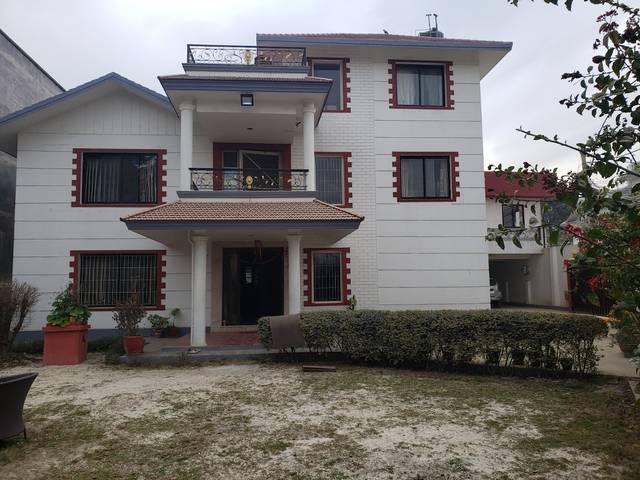 Bungalaw type house with garden.