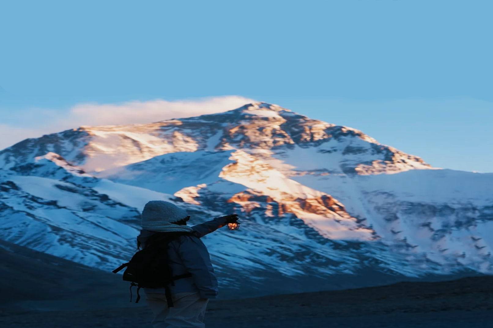8-day luxury tour in Lhasa, Tibet (St. Regis + Hilton Shigatse + Golden Mountain in the Everest Base Camp + two sacred lakes Namtso & Yamdrok Lake + private guide explaining the Potala Palace & Jokhang Temple & Tashilhunpo Monastery)