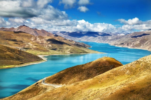 5-Day Lhasa and Yamdrok Lake Small Group Tour: Potala Palace, Jokhang Temple, Barkhor Street, Sera Monastery, Drepung Monstery and Yamdrok Lake**Tibet Entry Permit included**