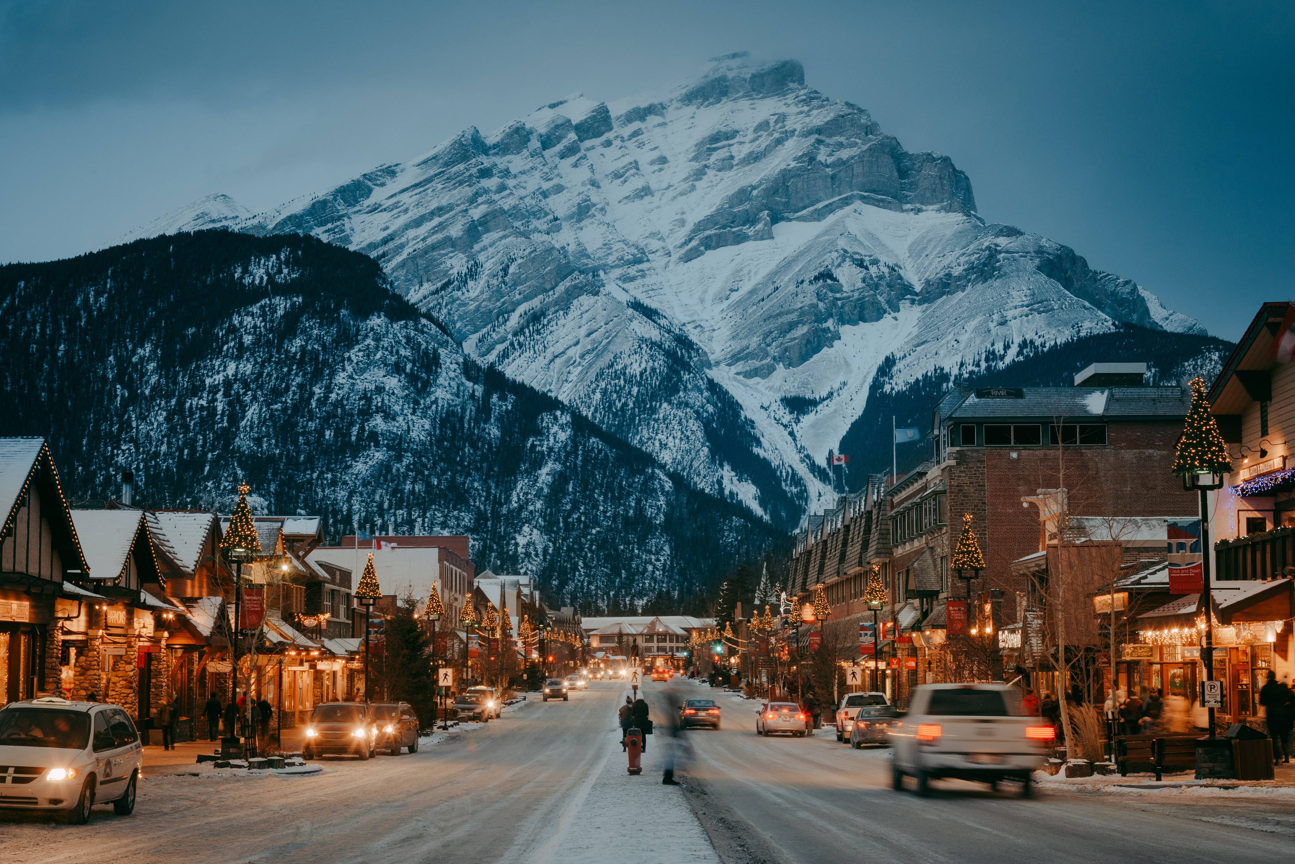 4-Day Rockies Winter Tour from Calgary: 3 Iconic Fairmont Hotels | Banff National Park, Johnston Canyon, Banff Town, Lake Louise, Yoho | Max 24 Pax