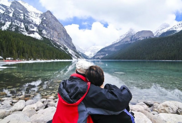 4-Day Calgary Tour: Lake Louise Ski Resort, Johnston Canyon Icewalk, Lake Louise, YOHO, Lake Minnewanka and Surprise Corner | ​​​​​​​Max 24 Pax