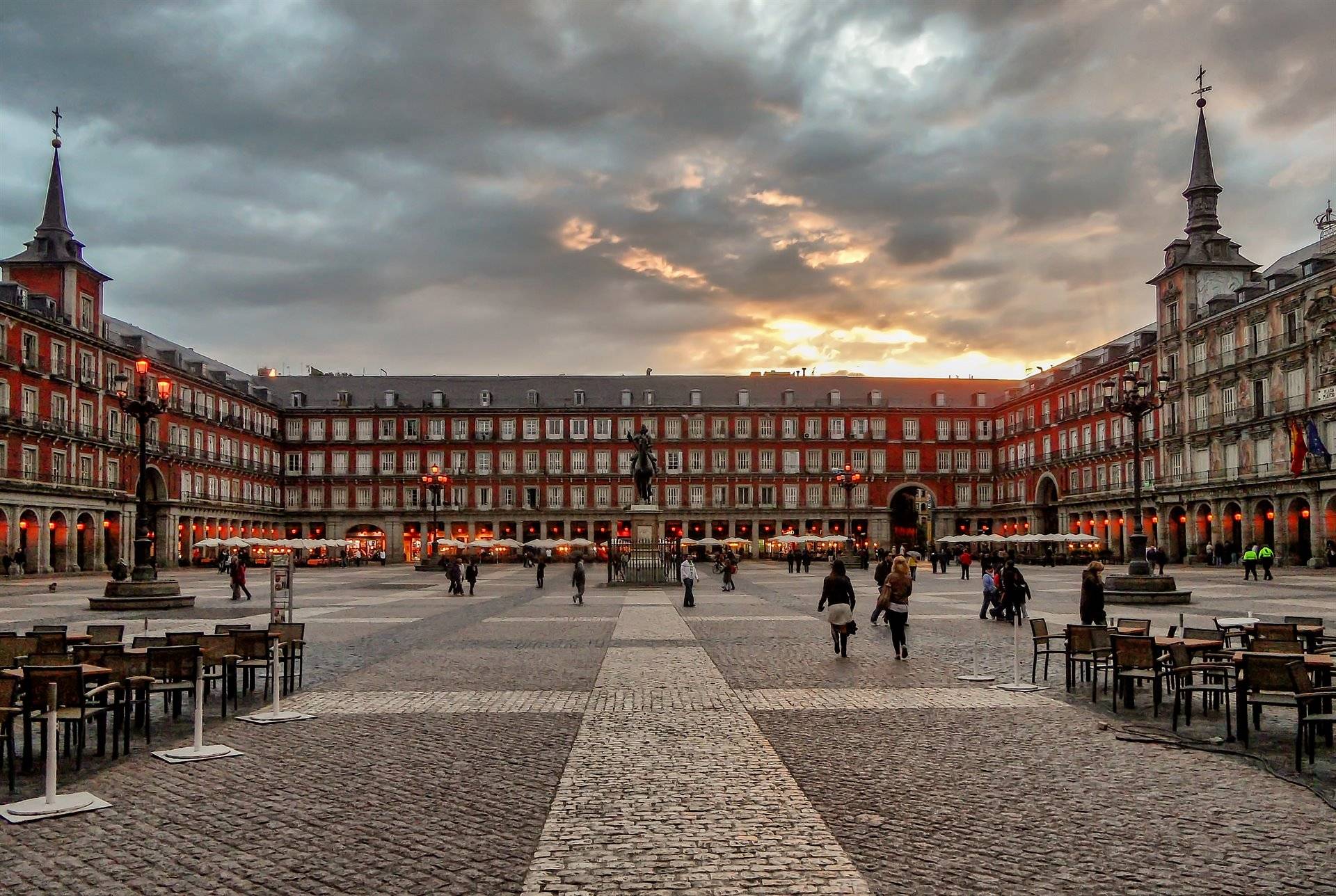 23-Day European Vacation Tour from Madrid:  Barcelona, Paris, Geneva, Zurich, Lucerne, Milan, Rome, Venice, Budapest | Hotel Breakfast Included | Ticket Admission Included 