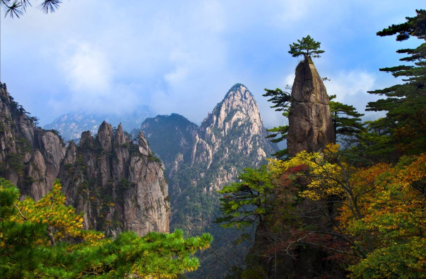 3-Day Mt. Huangshan Deep Experience Private Tour from Huangshan City: Yixian and Tunxi | Stay Two Nights in Huangshan City  | Meals Included | 24-Hour Airport/Train Station Transfers