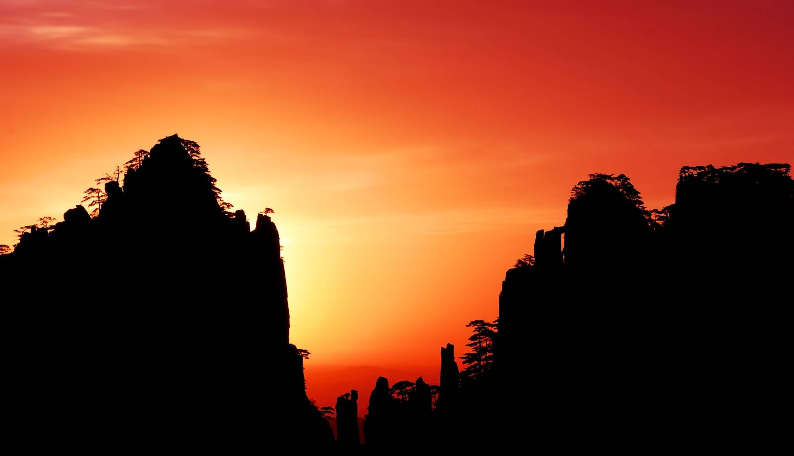 4-Day Mt. Huangshan Deep Private Tour from Huangshan City: Yixian, Tunxi and Shexian | One Night Scenic Area Stay | Meals Included | 24-Hour Airport/Train Station Transfers