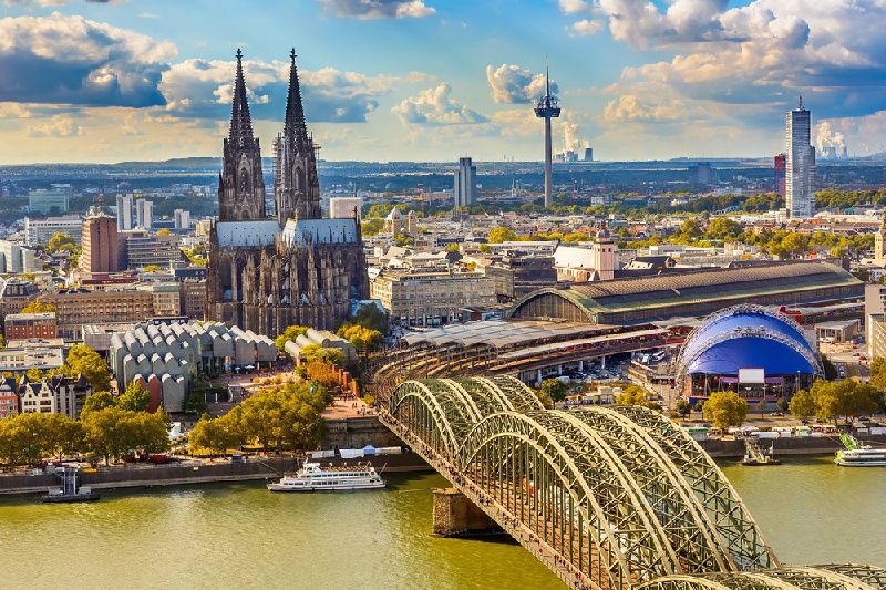 6-Day Central & Western Europe Explorer: Zurich to Paris (Rhine River Valley, Louvre Museum)