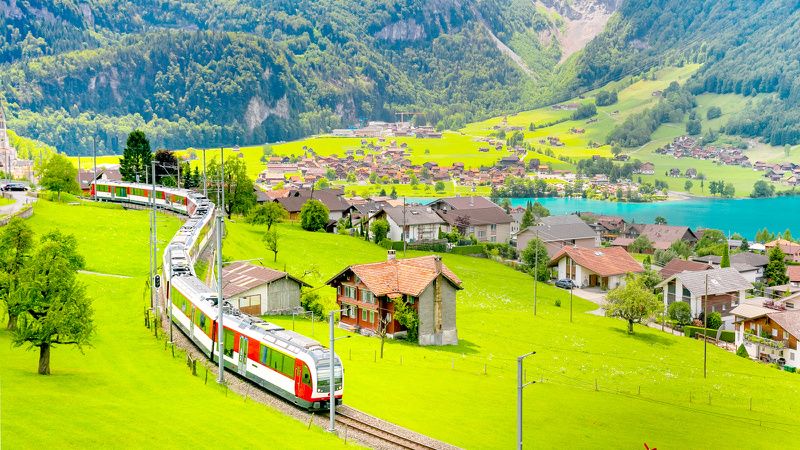 4-Day Swiss Rail Holiday Tour: GoldenPass Express Classic