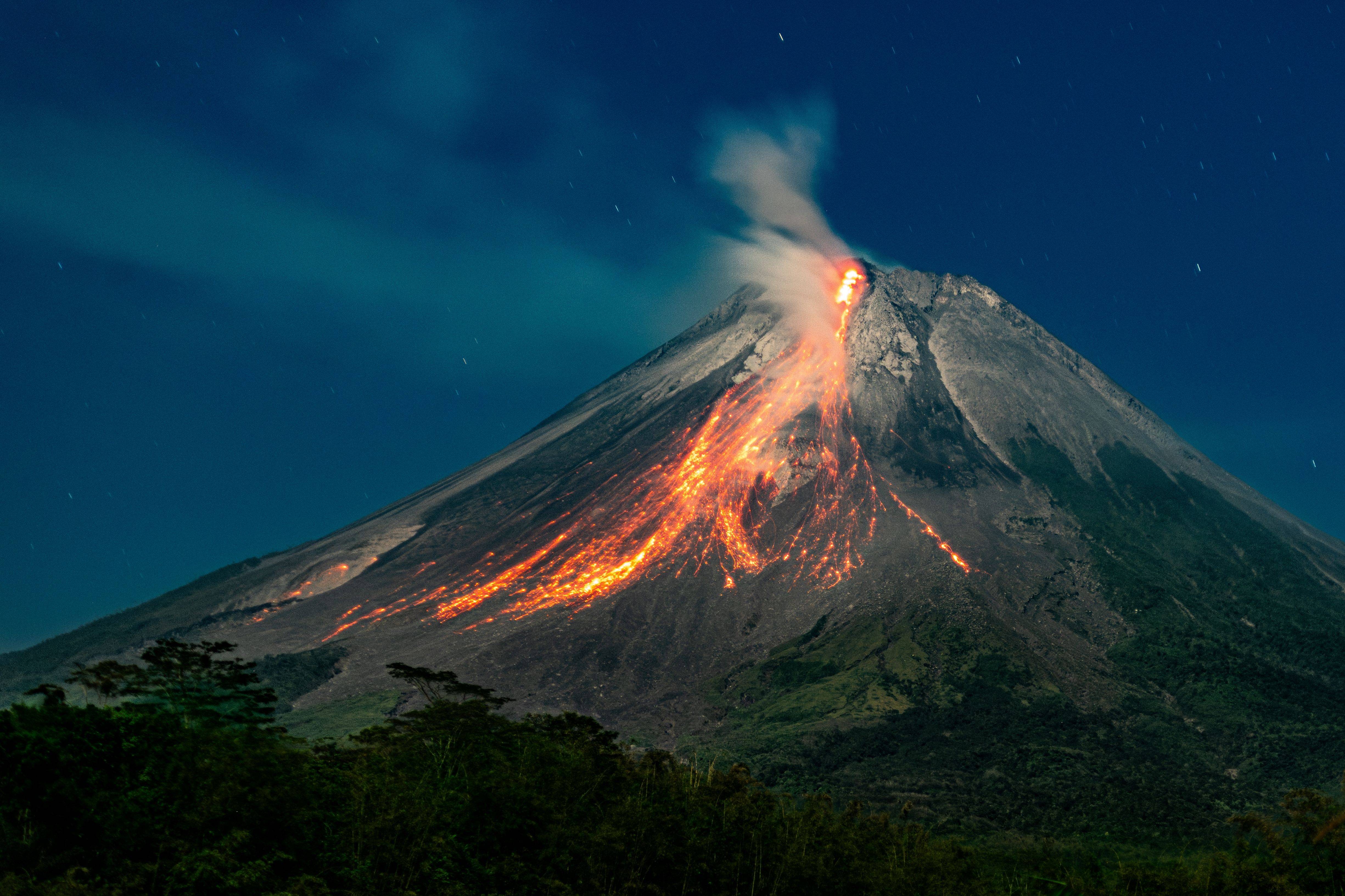 4-Day Yogyakarta Merapi Borobudur Tour: Merapi Volcano, Borobudur Temple, Kraton, Taman Sari Water Castle, Kotagede and Kasongan Village**Private Tour****Airport Transfers****Meals Mentioned Included**