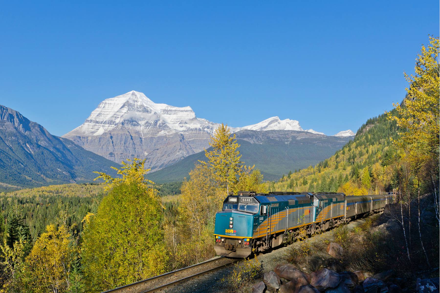 6-Day Winter VIA Rail Rockies Exploration Tour from Vancouver: Banff Town, Johnston Canyon, Lake Louise and Icefield Parkway