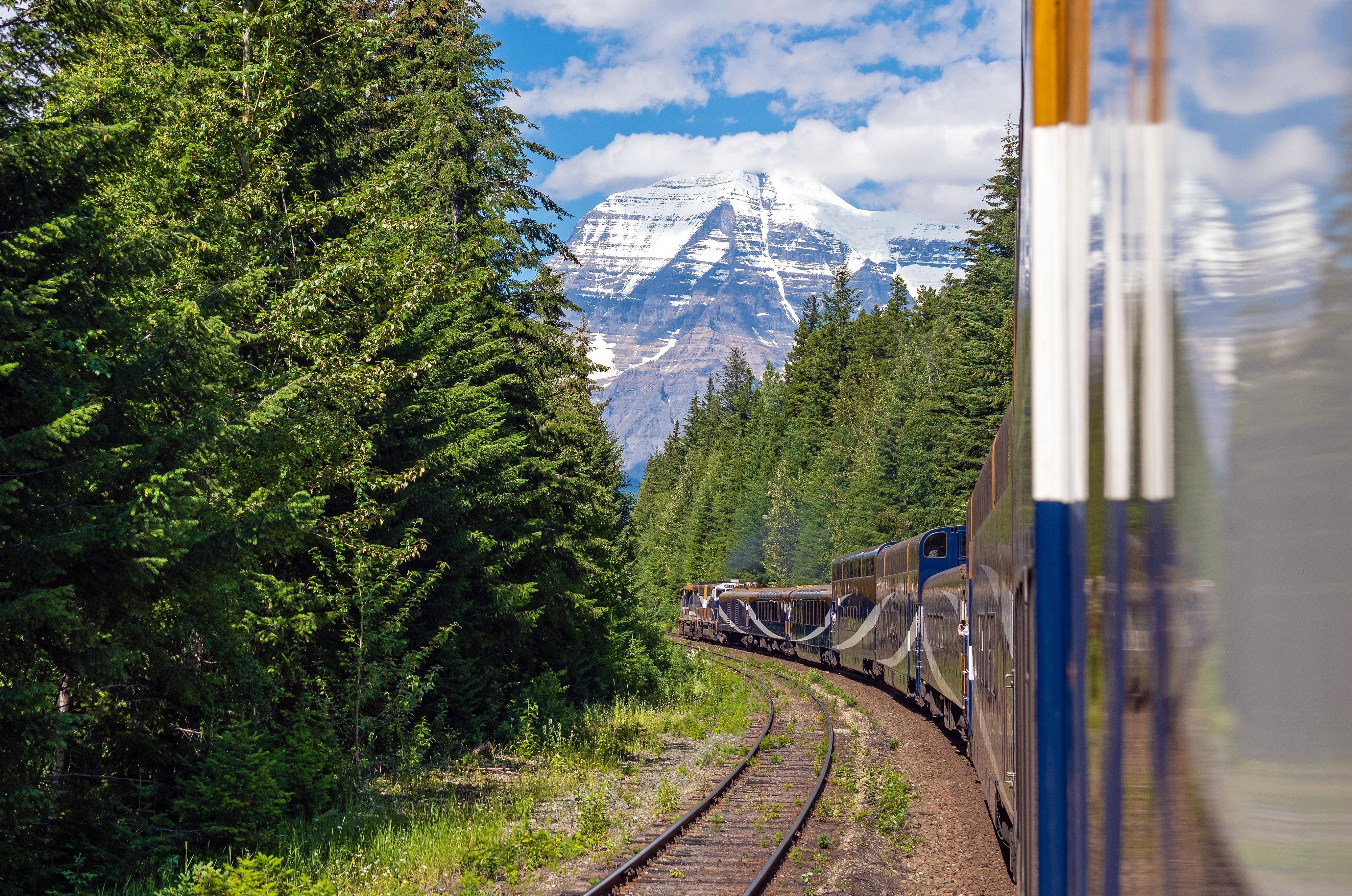 6-Day Rocky Mountaineer TrainTour from Calgary to Vancouver: Banff, Lake Louise, Jasper, Johnston Canyon, Columbia Icefield, Yoho and Vancouver | Admission for National Park