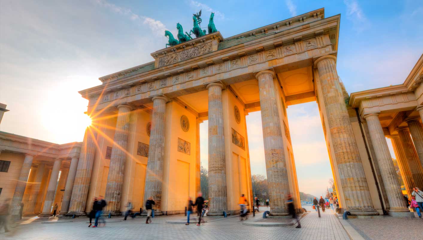 7-Day England and Germany Guided Tour from London: Berlin | Hamelin | Volendam**Airport Pick-up in London | Breakfasts and Admission Included**