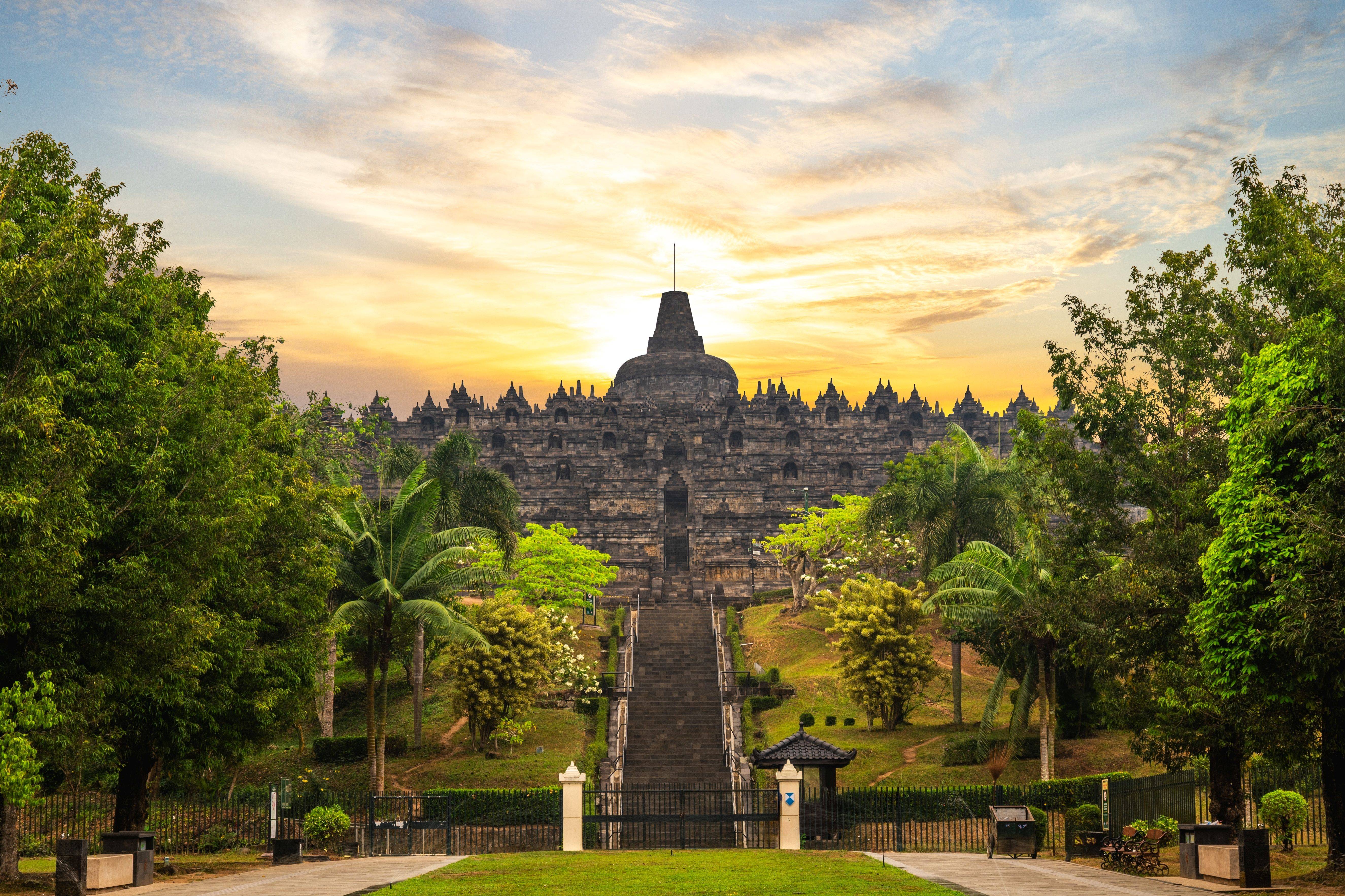 4-Day Best Yogyakarta Solo Tour: Kraton, Taman Sari Water Castle, Borobudur Temple and Plaosan**Private Tour****Airport Transfers****Meals Mentioned Included**
