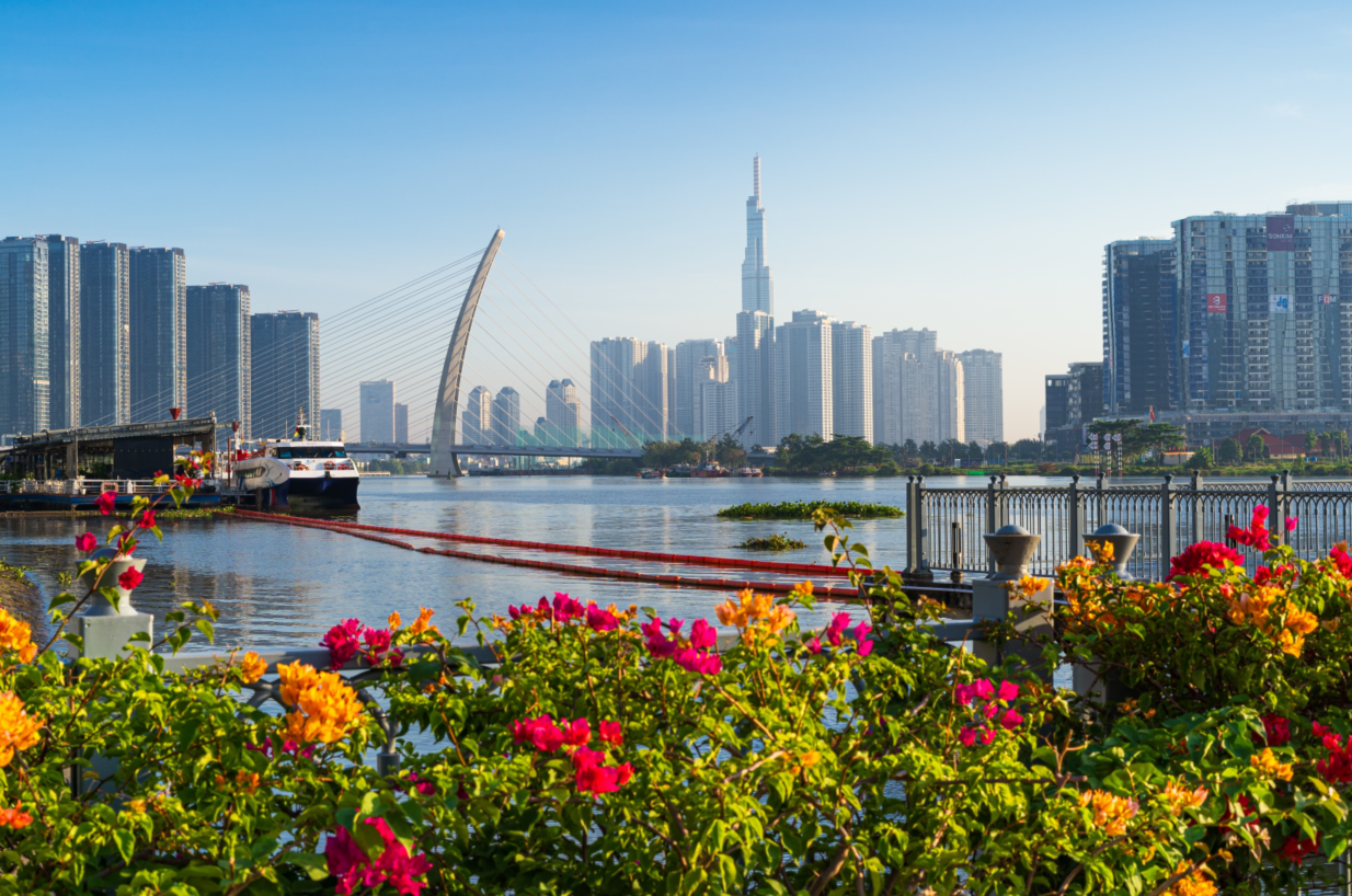 4-Day Historic and Poetic Ho Chi Minh City Guided Tour: Mekong Delta, Cu Chi Tunnels, Lady Thien Hau Temple, Vinh Trang Pagoda and Cho Lon