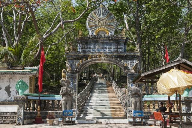 4-Day Historical City of Cambodia Tour from Phnom Penh:  Siem Reap, Angkor Thom, Wat Phnom, Kampong Khleang & Silver Pagoda