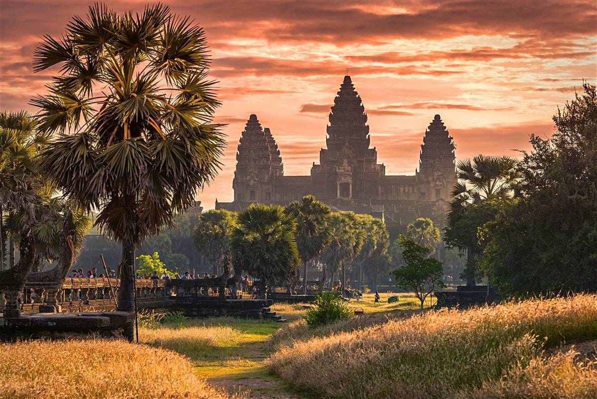 4-Day Central Vietnam Small Group Tour from Da Nang: Son Tra Peninsula, Golden Bridge, Hai Van Pass, Khai Dinh Tomb and Thien Mu Pagoda