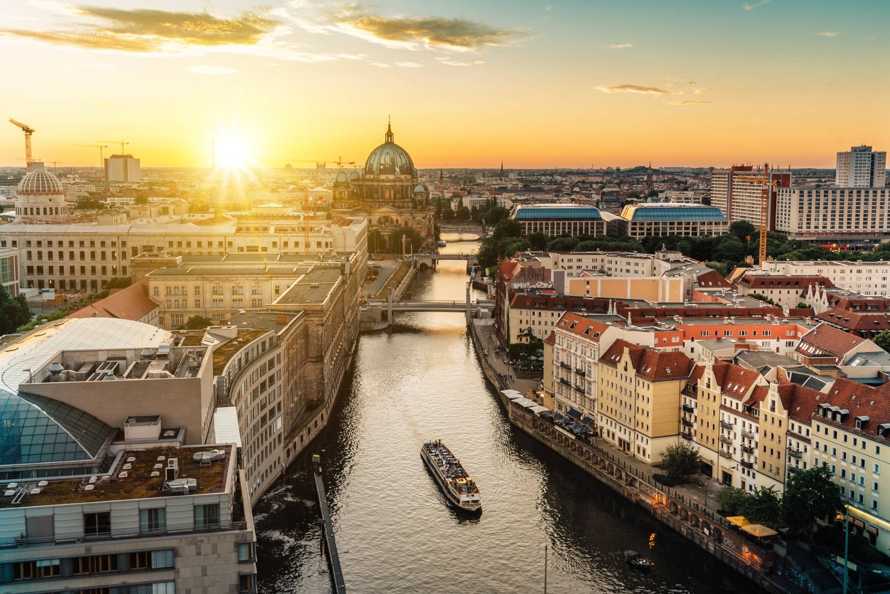 5-Day Berlin & Prague Tour from Berlin: Brandenburg Gate, Berlin Wall Memorial, Museum Island, Prague Castle