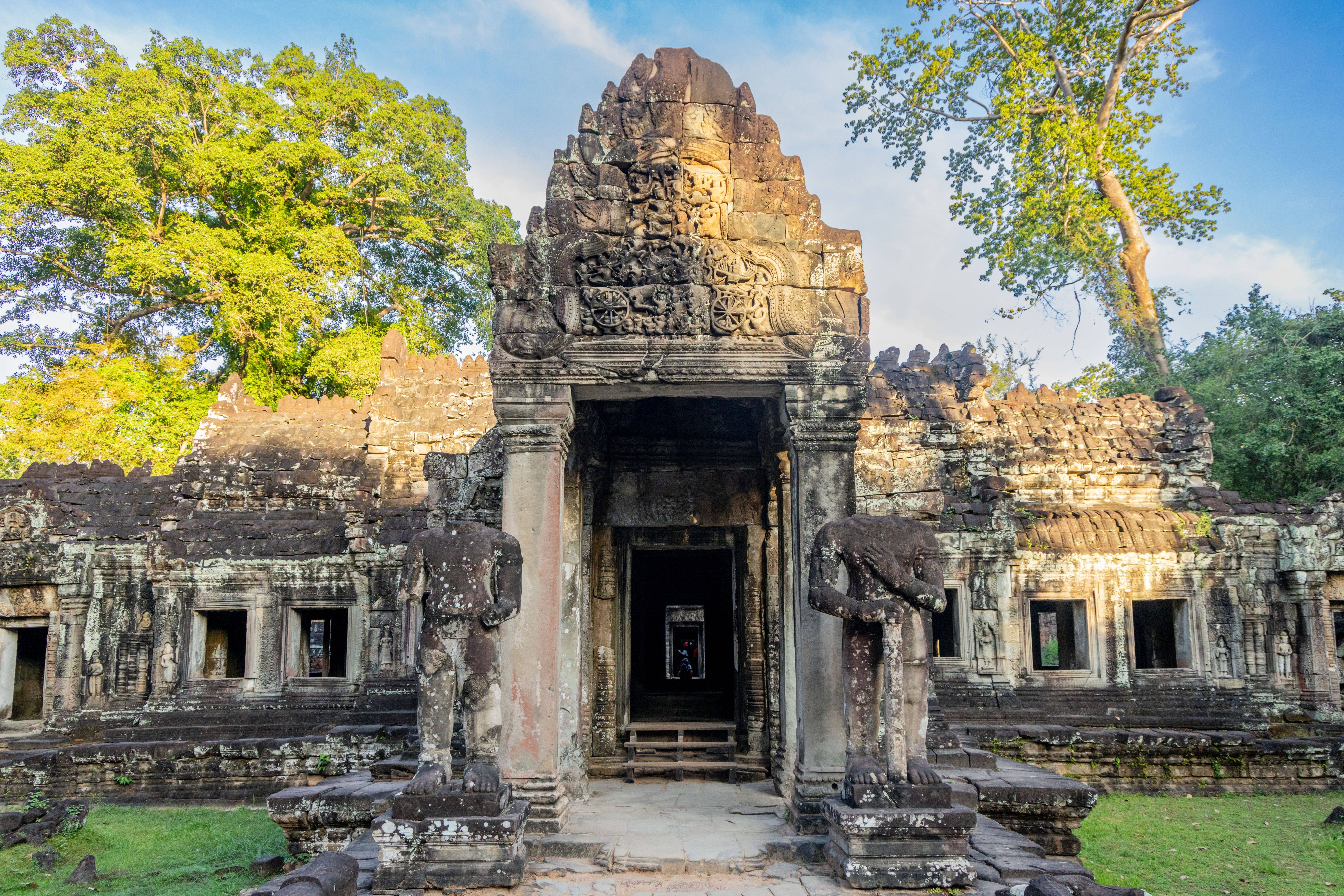 6-Day Cambodia Tour from Phnom Penh to Siem Reap: Silver Pagoda, Angkor Wat Temple and Preah Khan
