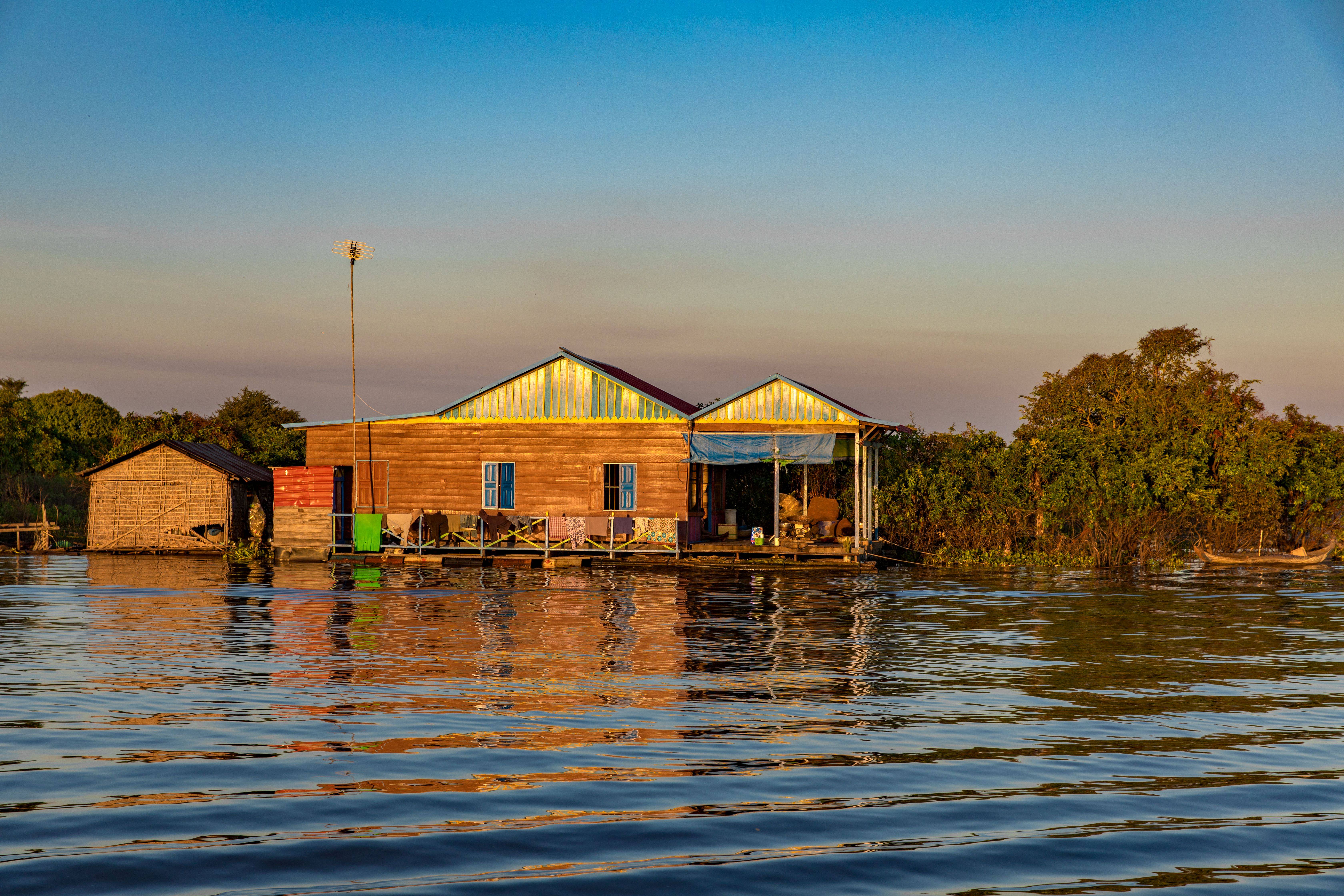 6-Day Enchanting Cambodia Tour from Phnom Penh: Siem Reap, Angkor Thom, The Silver Pagoda and Wat Phnom