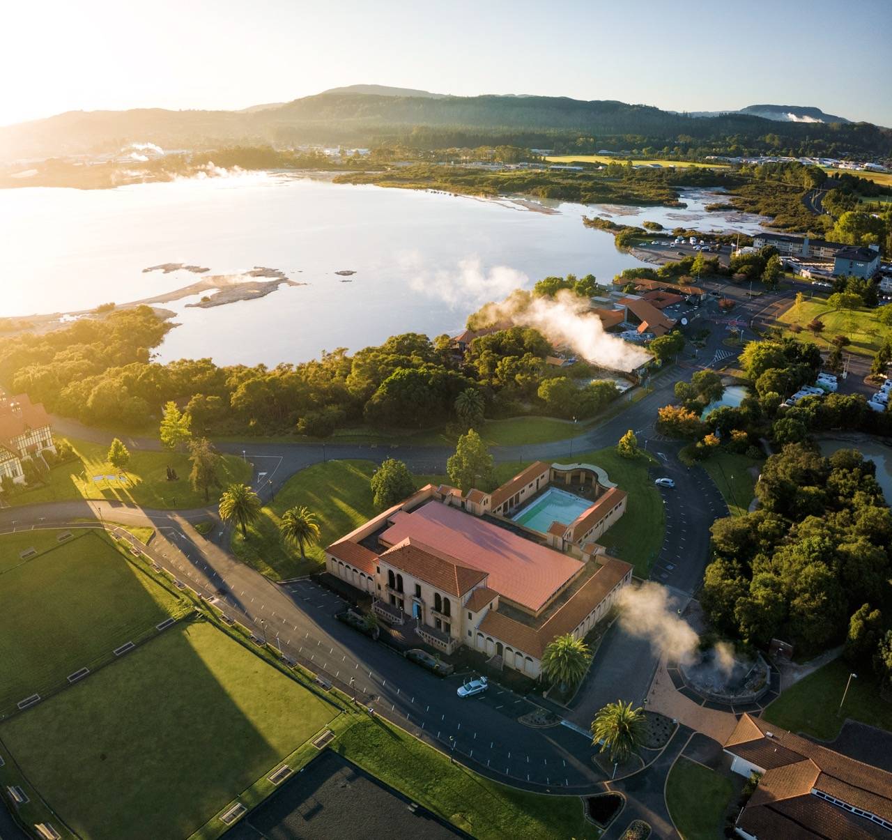 9-Day Northern New Zealand Adventure Tour from Auckland: Waitomo, Matamata, Rotorua, Taupo and Wellington丨Glowworm Caves & Hobbiton and Huka Falls