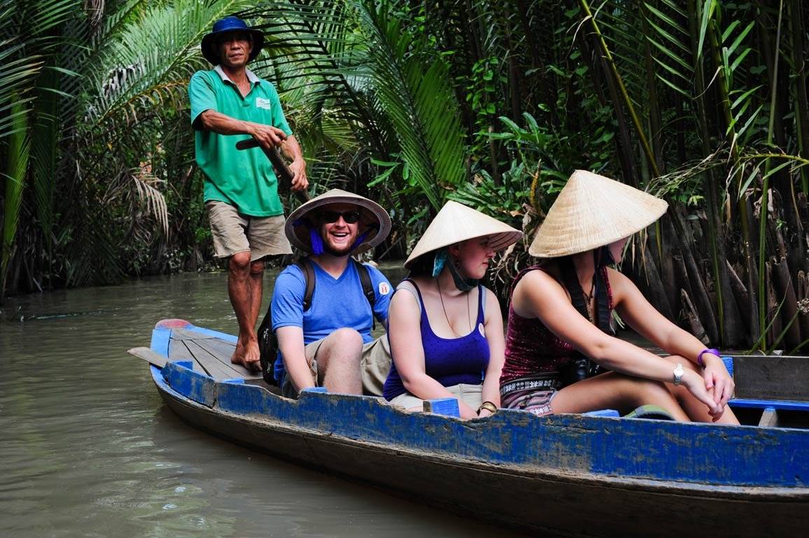 12-Day Cambodia & Vietnam Cultural & Scenic Adventure Tour from Phnom Penh: Wat Phnom, Angkor Wat, Cu Chi Tunnels and Halong Bay Cruise 