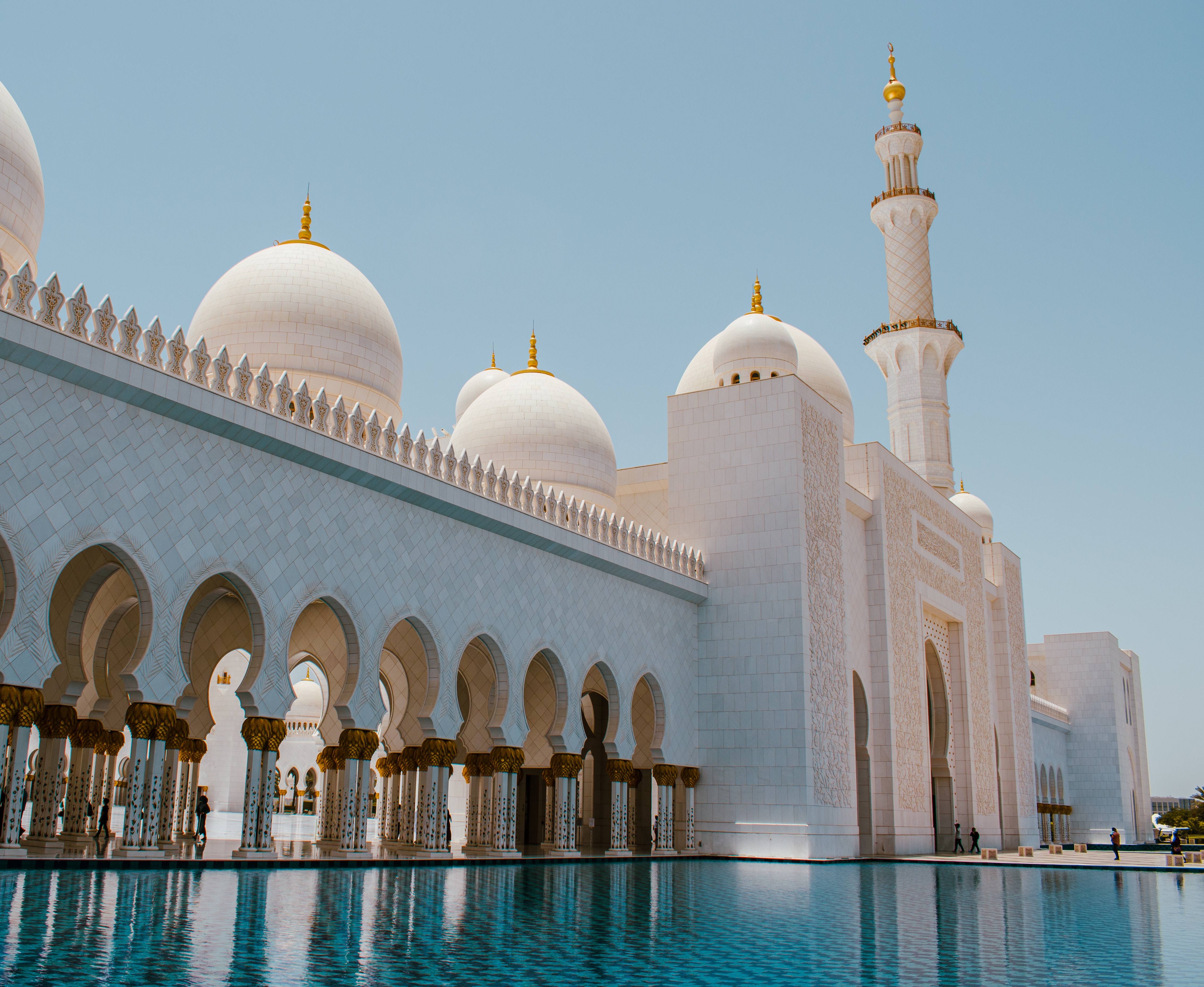 5-Day Magic Dubai Tour: Dubai City Tour, Marina Dhow Cruise, Desert Safari with Barbecue Dinner and Abu Dhabi City Tour with Louvre Museum