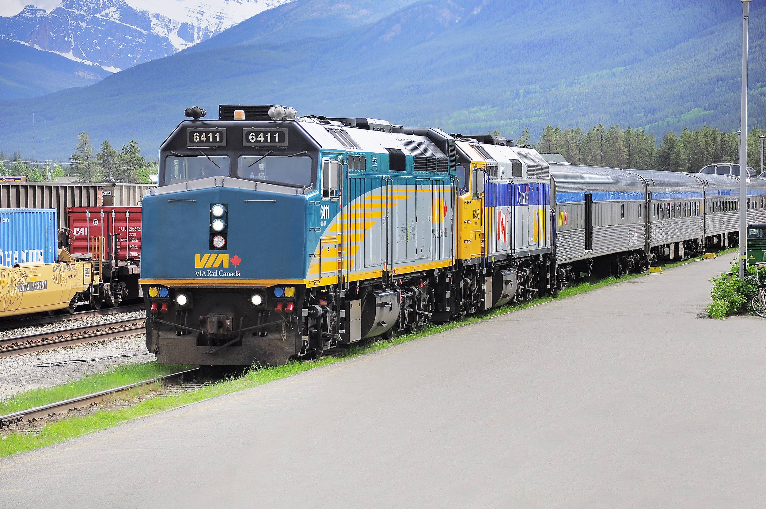 7-Day Canadian Rocky Mountain Tour from Calgary: VIA Rail journey, Jasper, Banff National Park, Banff Town, Lake Louise and Yoho National Park