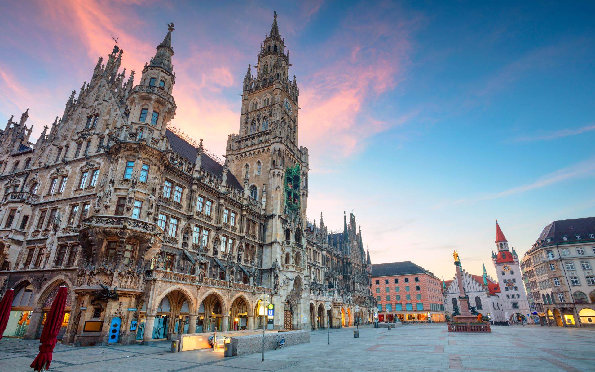 16-Day Paris, London and Central Capitals Tour from Paris