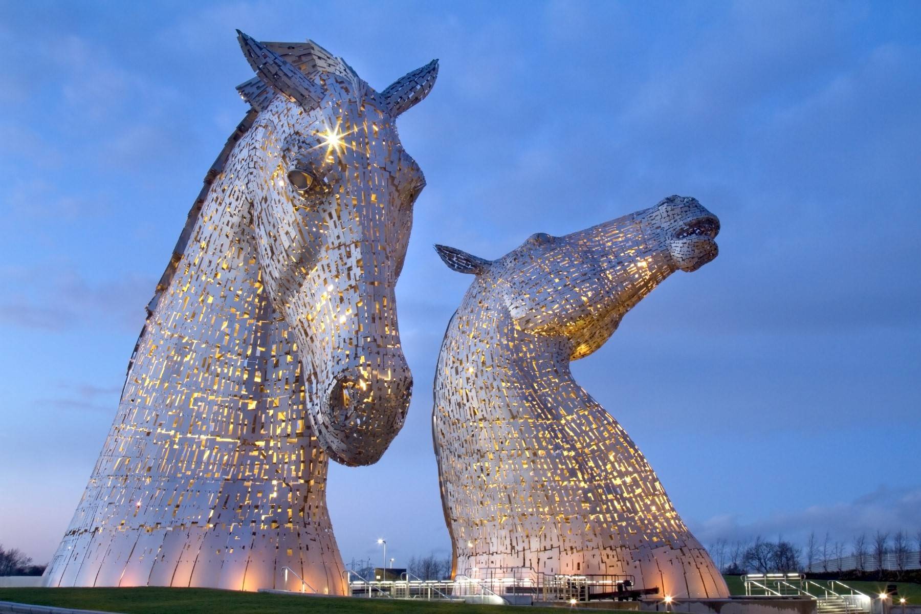 7-Day Scotland end London Tour from Edinburgh: Edinburgh Castle, Stirling Castle, Eilean Donan Castle, Urquhart Castle, Ben Nevis | Ticket Admission Included