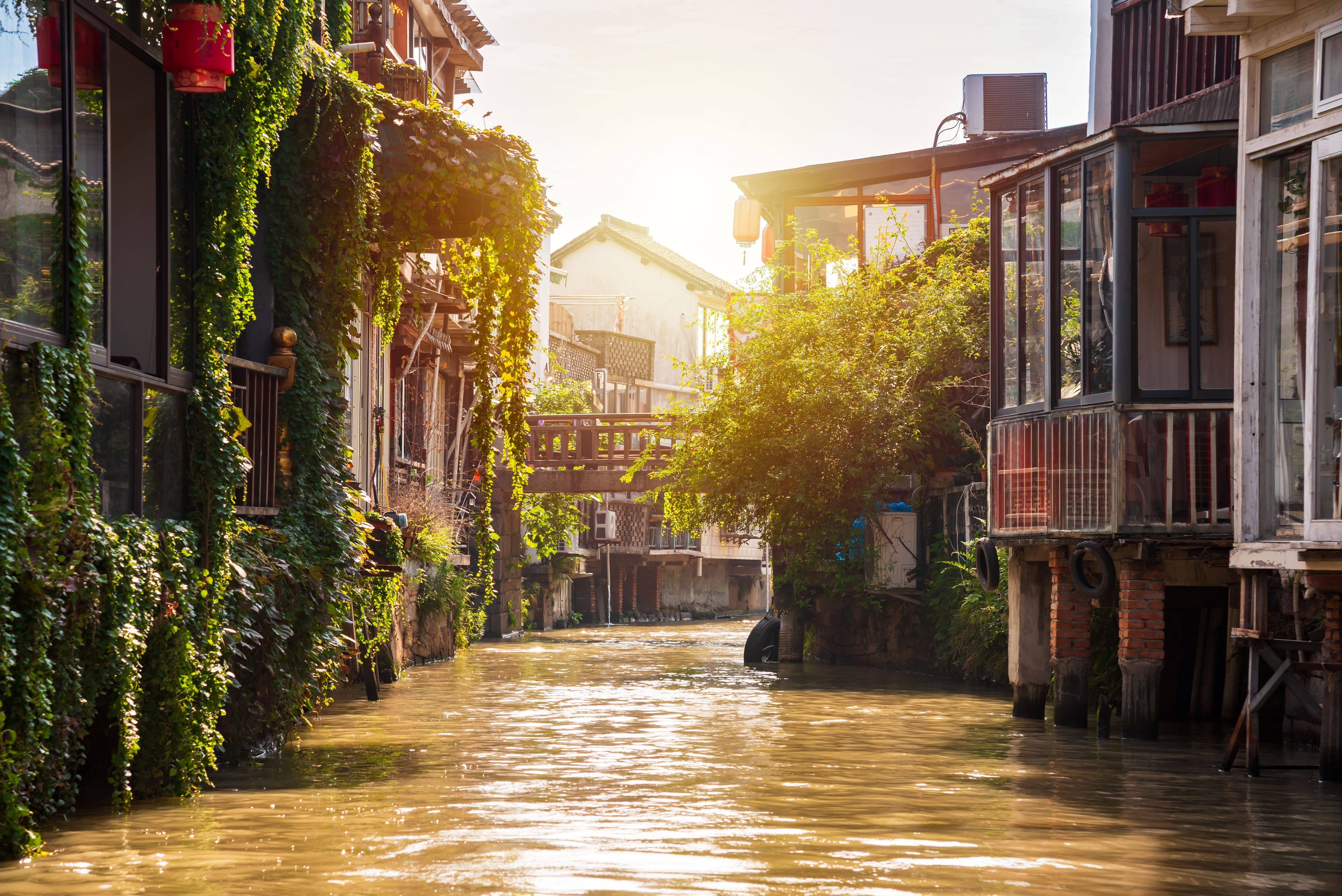 2-Day Shanghai Waterfront Wonders Private Tour: Zhujiajiao Water Town and Yu Garden**24-Hour Free Airport Transfer**