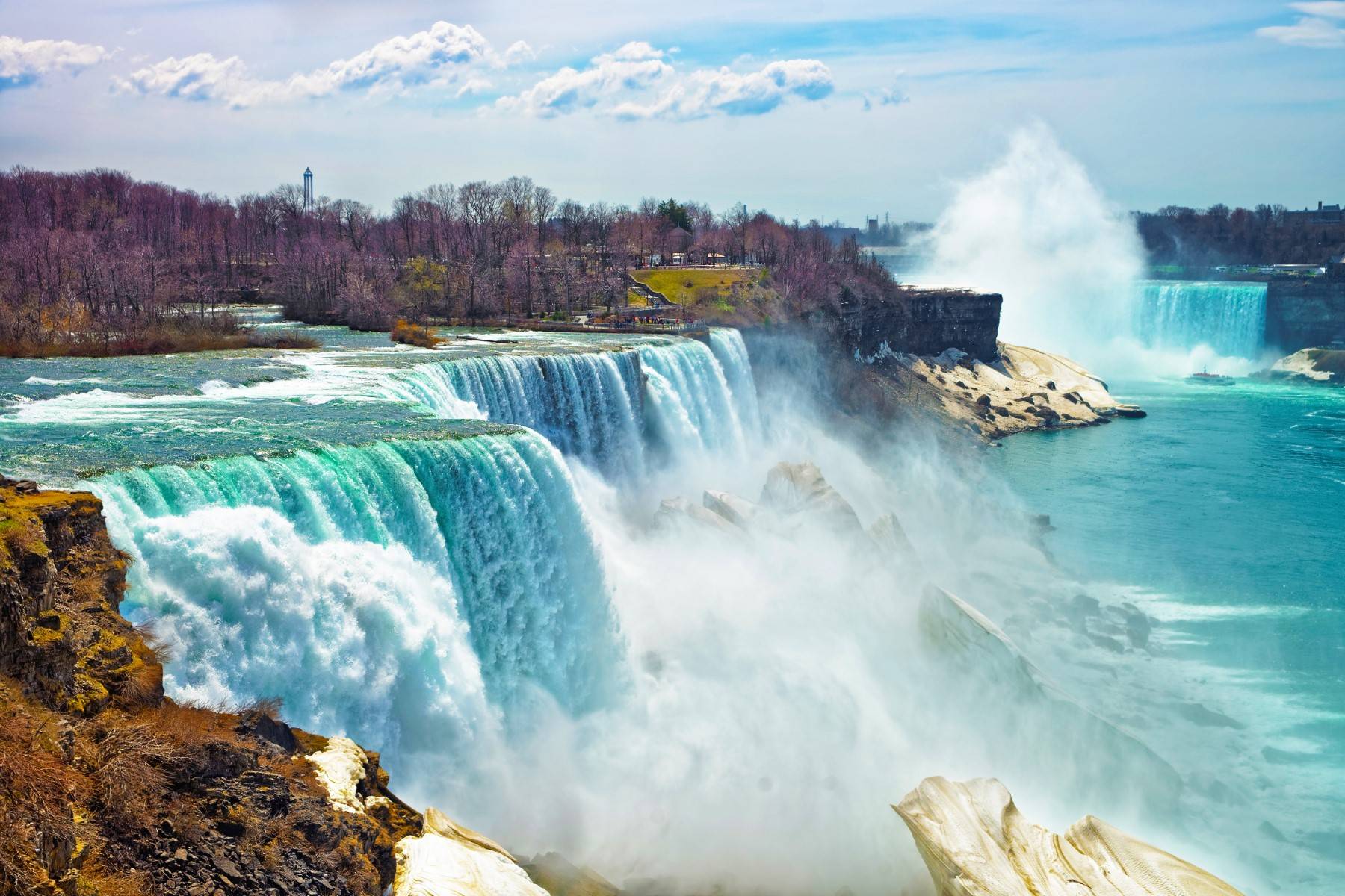 16-Day Canadian Capitals West Coast Tour from Montreal: Quebec, Mt Tremblant, Toronto, Niagara Falls, Detroit, Chicago, Los Ángeles, Las Vegas | Hotel Breakfast Included