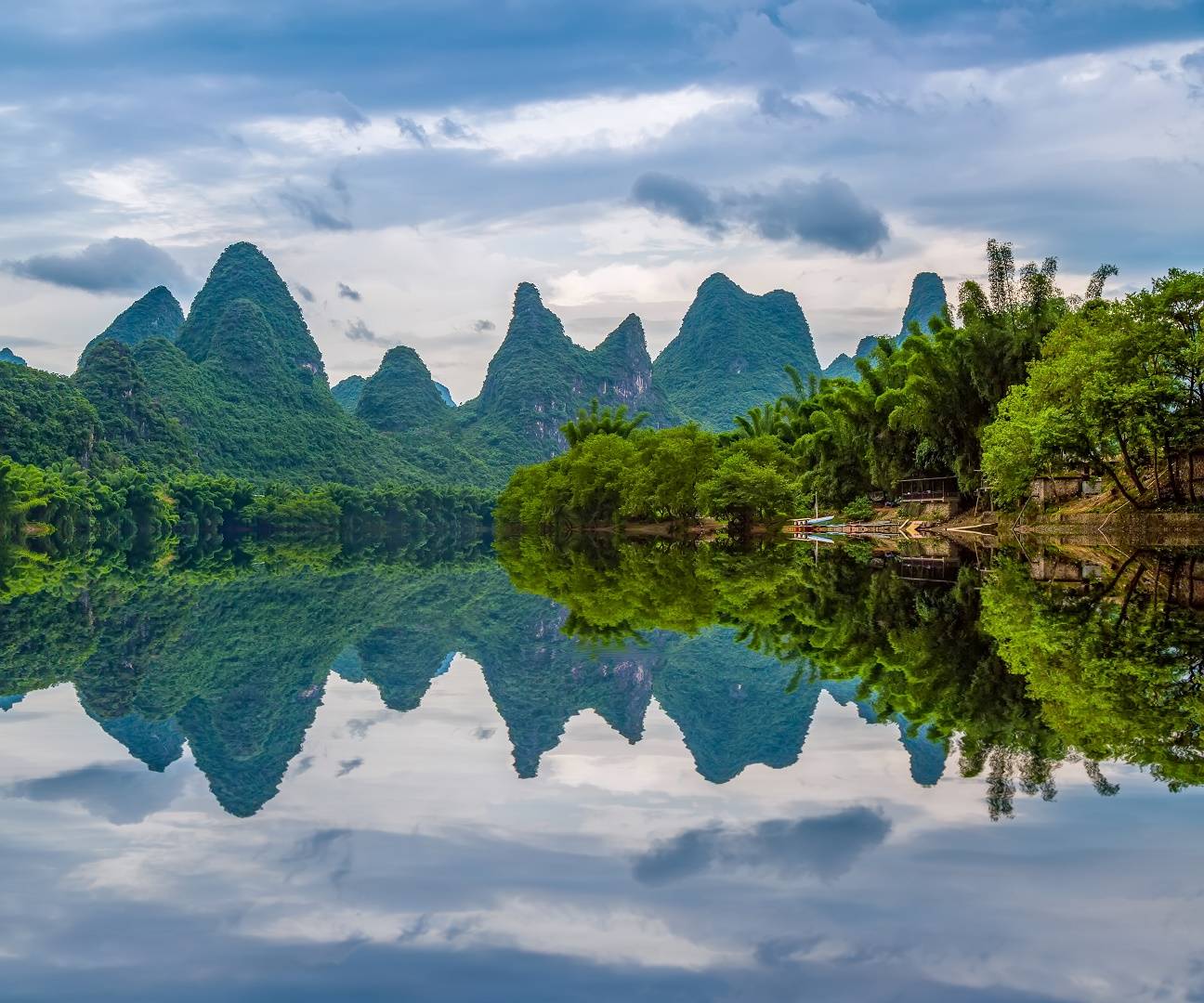 12-Day China Private Tour from Hong Kong to Beijing: Hong Kong, Guilin, Xi'an and Beijing |  Victoria Peak | Li River Cruise | Terracotta Army | Great Wall