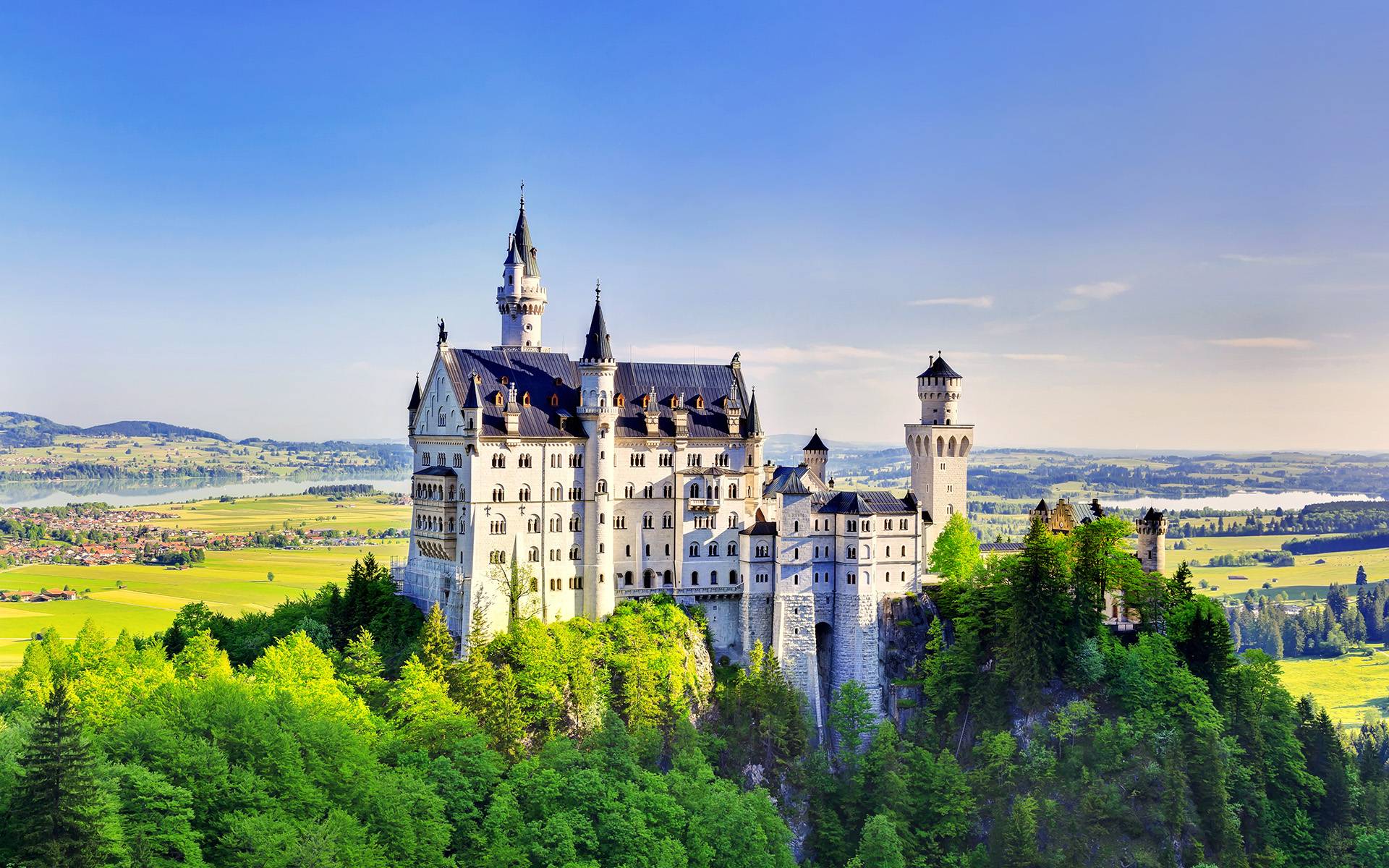 10-Day Germany and Switzerland Tour: Nuremberg Castle, BMW Museum, FIFA World Football Museum and Lake Lucerne 