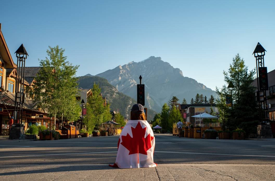 2-Day Canadian Rocky Mountain Tour from Vancouver: Kelowna and Banff | Unique Cuisine Meal | Admission Included