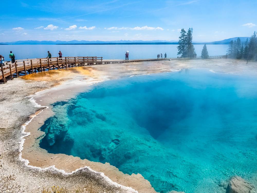 8-Day Luxury Boutique Yellowstone Tour from Salt Lake City【Max 14 Pax Small Group】: Great Salt Lake, The Grand Prismatic Hot Spring, Old Faithful Geyser, Yellowstone Bear World
