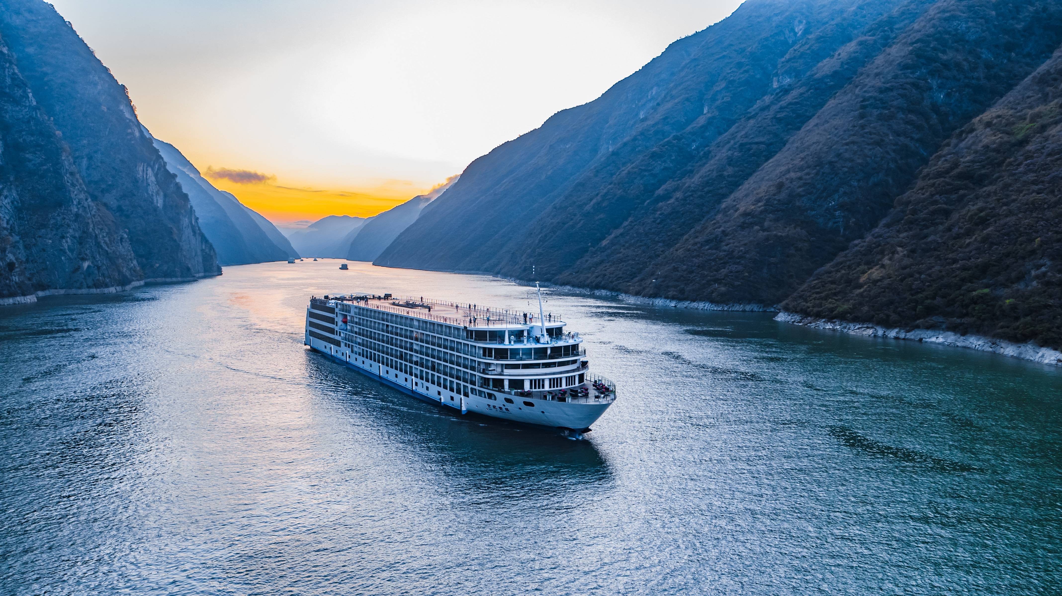 14-Day Legend of China & Yangtze River Cruise: Beijing, Xi'an, Chongqing, Yangtze River, Jingzhou and Shanghai