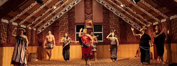 22-Day Highlights of AU and NZ Tour With Internal Air from Melbourne: Uluru, Cairns, Sydney, Auckland, Queenstown and Christchurch | 2 Countries and 10 Cities | 21 Breakfasts, 4 Lunches & 8 Dinners